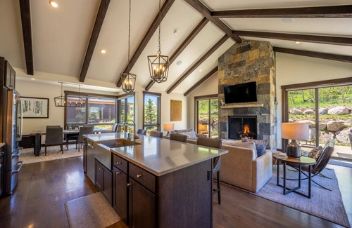 Silverthorne House | Moonlight Ridge - Private Hot Tub, Sleeps 10 - 7 beds!