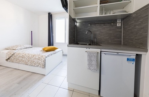 Reims Apartment | Moonlight's Room with shower & little kitchen