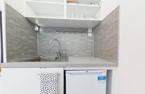 Reims Apartment | Moonlight's Room with shower & little kitchen