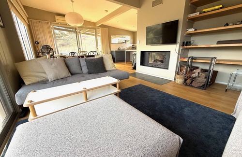 Harcourt North House | Moonrise Hill Summary