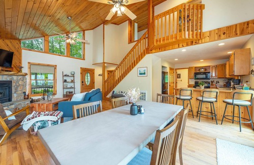 Burnsville Cabin | Moonshine Mtn Lodge ~ Stunning Mtn Views+Hot Tub+Gas Fire Table ~ Grill & WiFi!