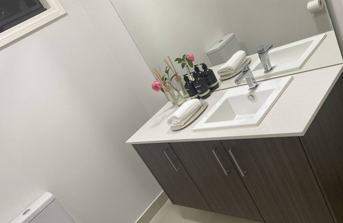 Oakleigh House | Morden & Luxury - Minutes to Shops & Train