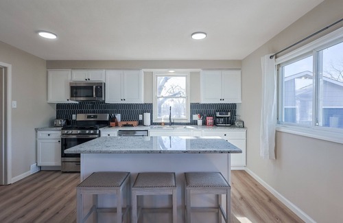 Airport Township House | Morrow Getaway - Large & Comfy