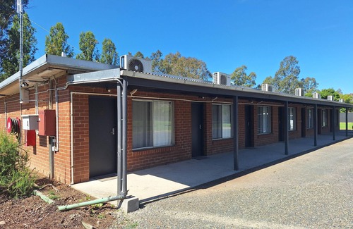 Thornton Apartment | MOTEL 4 - Sleeps 4 - Queen bed, bunk set