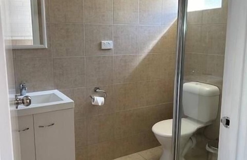 Thornton Apartment | MOTEL 4 - Sleeps 4 - Queen bed, bunk set