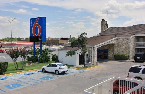 North Loop Hotel | Motel 6 Austin, TX - Central Downtown UT