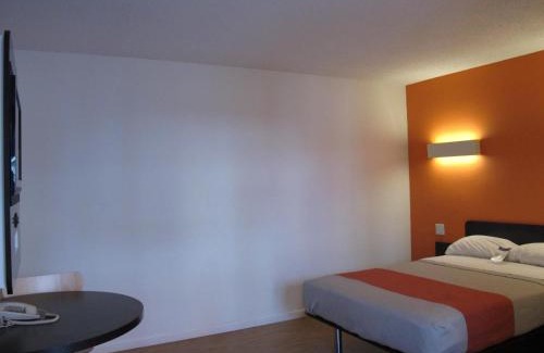 Downtown Baltimore Hotel | Motel 6 Baltimore MD