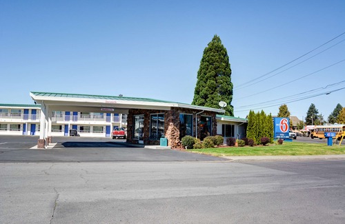 Larkspur Hotel | Motel 6-Bend, or