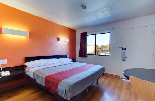 Capitol Heights Hotel | Motel 6 Capitol Heights, MD - Washington