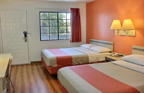 Coalinga Hotel | Motel 6-Coalinga, CA - East