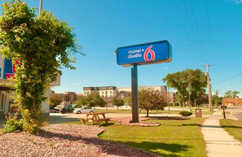 Elkhart Hotel | Motel 6 Elkhart, IN