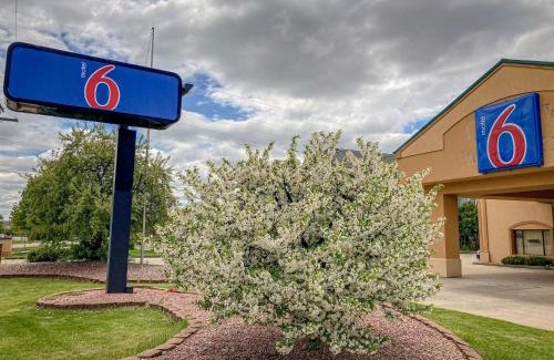 Elkhart Hotel | Motel 6 Elkhart, IN
