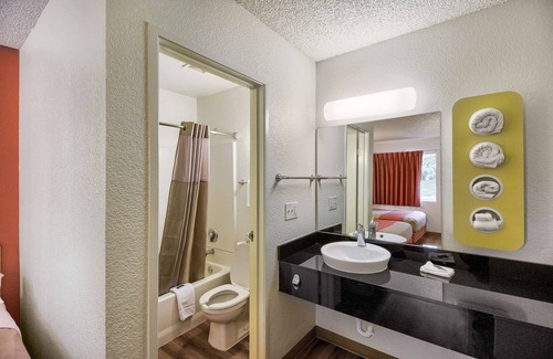 Paine Field-Lake Stickney Hotel | Motel 6 Everett, WA - South