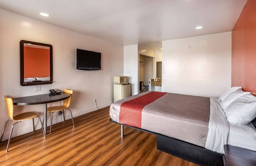 Harbor Hotel | Motel 6 Gardena, CA - South