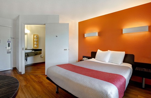 Gilroy Hotel | Motel 6 Gilroy, CA