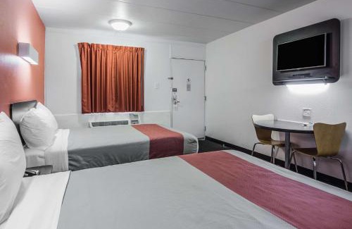 Glassboro Hotel | Motel 6-Glassboro, NJ - Rowan University