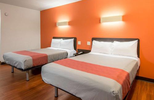 Glassboro Hotel | Motel 6-Glassboro, NJ - Rowan University