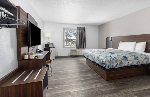 Creston Hotel | Motel 6 Grand Rapids, MI - Northeast