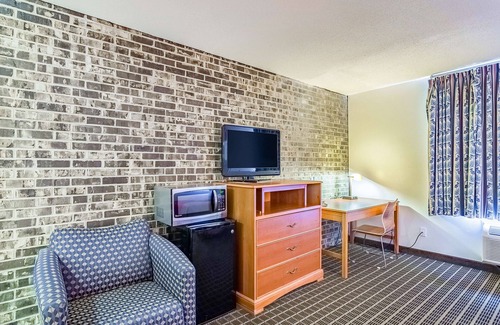 Creston Hotel | Motel 6 Grand Rapids, MI - Northeast