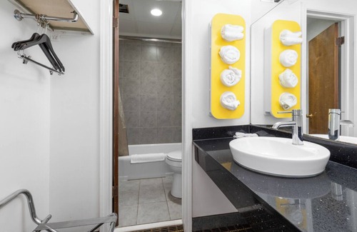 Creston Hotel | Motel 6 Grand Rapids, MI - Northeast