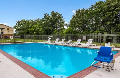 Groves Hotel | Motel 6 Groves, Tx