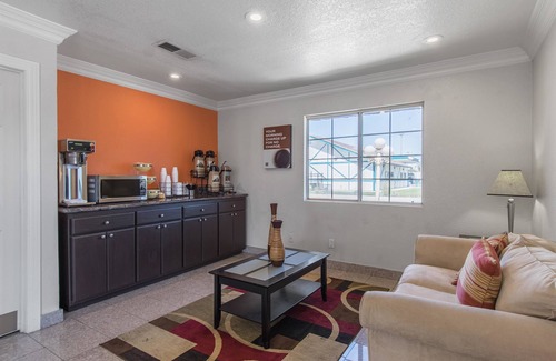 Kingsburg Hotel | Motel 6 Kingsburg, CA