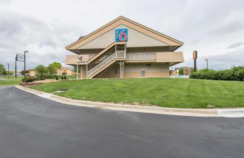 Overland Park Hotel | Motel 6-Overland Park, KS