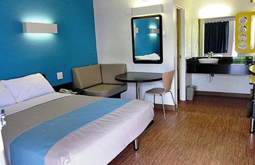 Overland Park Hotel | Motel 6-Overland Park, KS