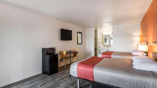 Portsmouth Hotel | Motel 6-Portsmouth, VA