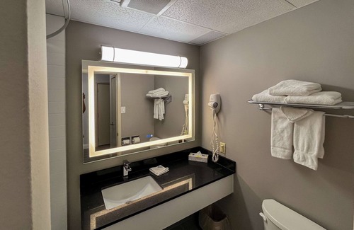 Algoma District Hotel | Motel 6 Sault Ste. Marie, ON