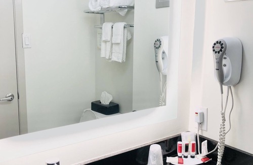 Algoma District Hotel | Motel 6 Sault Ste. Marie, ON