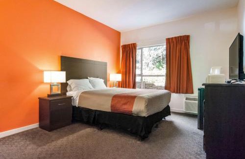 Newton Hotel | Motel 6 Surrey, Bc