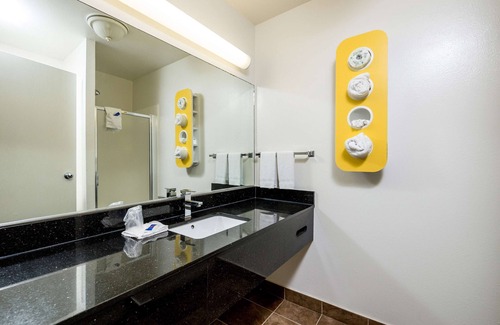 Waterloo Hotel | Motel 6 Waterloo, IA