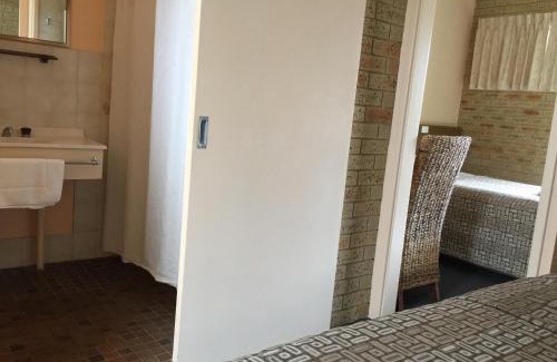 Mount Barker Hotel | Mount Barker Valley Views Motel & Chalets, Western Australia