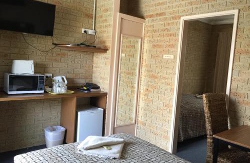 Mount Barker Hotel | Mount Barker Valley Views Motel & Chalets, Western Australia