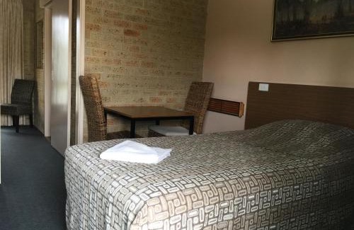 Mount Barker Hotel | Mount Barker Valley Views Motel & Chalets, Western Australia
