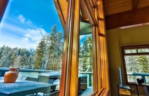 East Kootenay Ski Chalet | Mount Brewer View Point