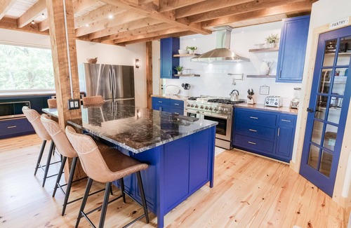 Centre Hall House | Mount Nittany Lodge - Luxury Mountaintop Home, Chef's Kitchen, 5 BR's 4 Baths