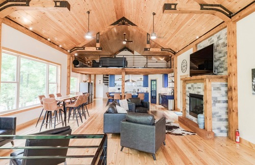Centre Hall House | Mount Nittany Lodge - Luxury Mountaintop Home, Chef's Kitchen, 5 BR's 4 Baths
