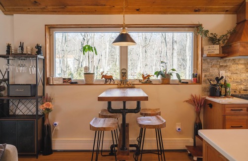 Newfoundland Cabin | Mount Zurich/Poconos/14 PPL/XL Hot Tub/Pool Table/Playground/Fire-pit/Games