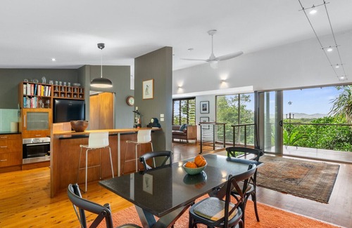 Smithfield House | Mountain Breeze Retreat - Pet Friendly