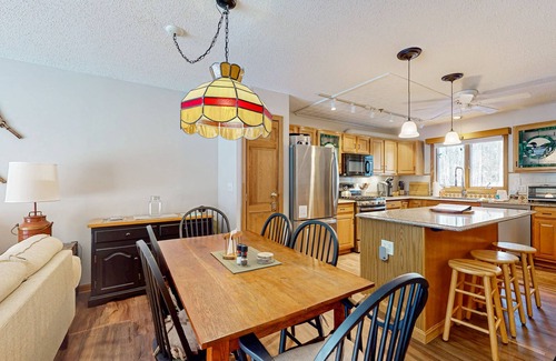 North Conway House | Mountain condo: centrally located to shopping, restaurants, skiing, hike & more