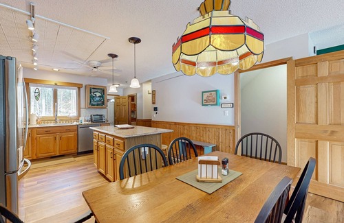North Conway House | Mountain condo: centrally located to shopping, restaurants, skiing, hike & more