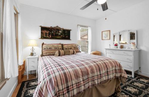 Boulder Bay House | Mountain Cottage - Hot Tub! Walk to Lake and National Forest Hiking Trails
