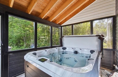 Mandeville Ski Chalet | Mountain Cottage: Stunning Views, Comforts, Spa & Pet-Friendly!