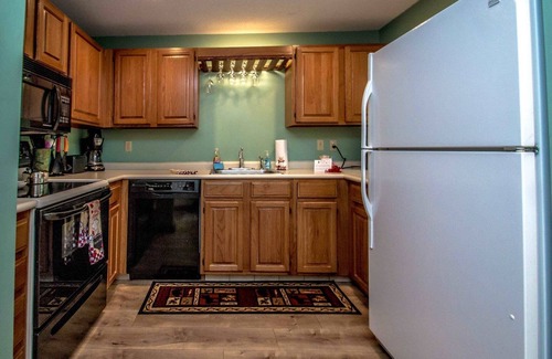 North Conway House | Mountain Getaway ~ Leaf Peeping ~ Sleeps 13 ~ Game Room, Hikes & Slopes Nearby