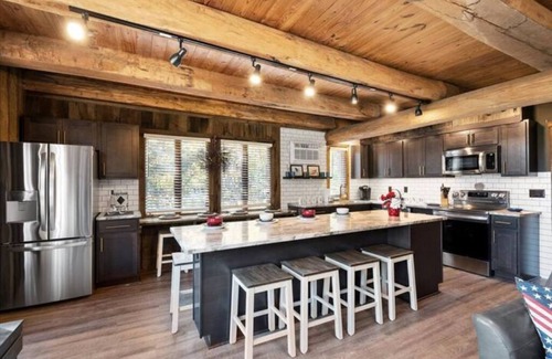 Champion Ski Chalet | Mountain House -Black Diamond Chalet