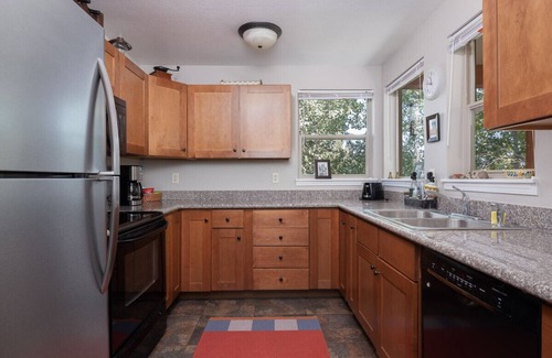 Sage Hen Condo | Mountain Laurel Condo: Porch Views, AC, Close to Music on Main