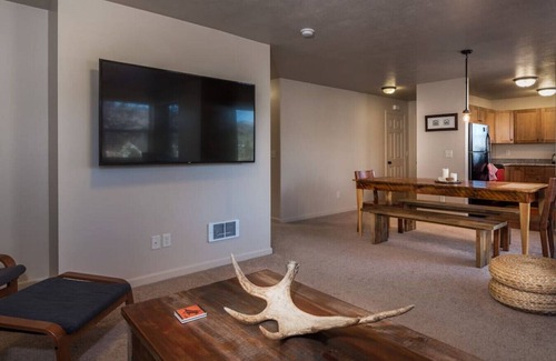 Sage Hen Condo | Mountain Laurel Condo: Porch Views, AC, Close to Music on Main