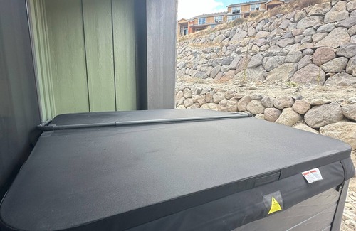 Deer Mountain House | Mountain Luxury, Private Hot Tub & Grill, Close to Slopes, Minutes to Historic Main Street!